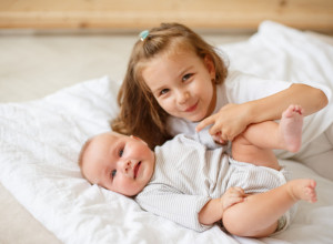 DEVOJČICI SU U NARUČJE STAVILI SESTRICU OD NEKOLIKO MESECI: Niko se nije nadao onome što je beba uradila, snimak zaludeo milone ljudi širom sveta! (VIDEO)