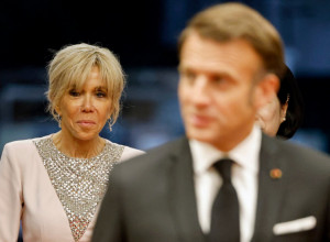 SVET BEZ REČI - niko ne skida pogled sa supruge Emanuela Makrona! Pogledajte kako se pojavila, modni kritičari je ne ostavljaju na miru