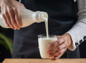 SVAKOG JUTRA JE PILA KEFIR SA SEMENOM LANA, POSLE 30 DANA REZULTAT SE VIDEO NA TELU: Neprijatni problem koji ju je mučio godinama nestao je preko noći!