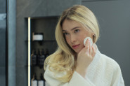 ZLATNA PRAVILA ZA ČIŠĆENJE LICA - BIĆE MEKA I NEŽNA KAO SVILA: 5 saveta dermatologa za negu kod kuće!