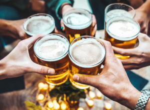 EKSPERT IZAZVAO HAOS NA INTERNETU, TVRDI DA CEO ŽIVOT POGREŠNO PIJEMO PIVO! Ove dve NEOPROSTIVE greške svi prave!