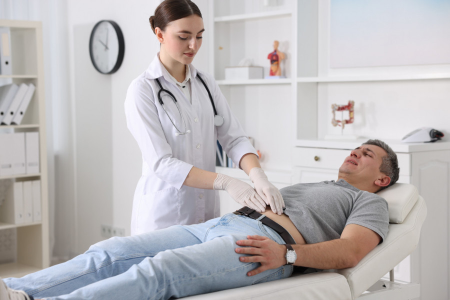 MUŠKARAC JE DOŠAO U BOLNICU SA NESNOSNIM BOLOVIMA U STOMAKU I GROZNICOM: Slučaj se pretvorio u medicinsku misteriju koja je šokirala čak i iskusne lekare!