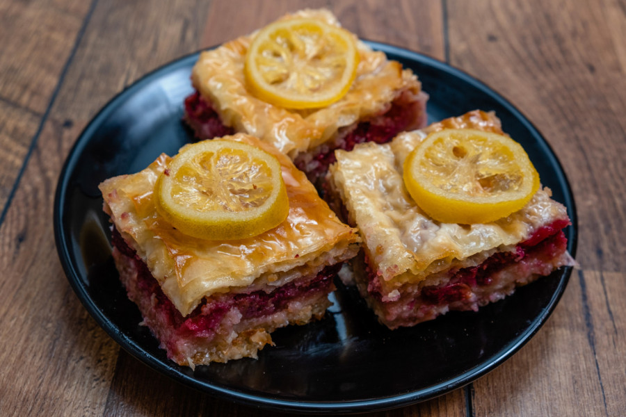 BAKLAVA SA VIŠNJAMA I MLEVENIM KEKSOM JE SPOJ KOJI MORATE PROBATI: Hit postastica postaje zvezda ovog leta