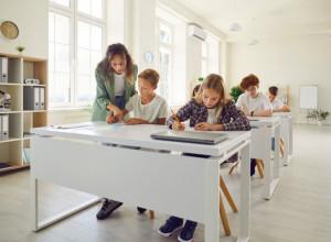 ŠKOLE ŠIROM SVETA OSTAJU BEZ OVOG VAŽNOG POMAGALA: Razlog za ukidanje je šokantan - za decu i tinejdžere je komplikovan i izaziva im stres!