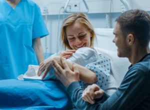 ČIM SAM SE PORODILA, SVEKRVA JE OVO POKUŠALA DA MI URADI IZA LEĐA: Odmah sam je izbacila iz porodilišta, sada je cela familija ljuta na mene