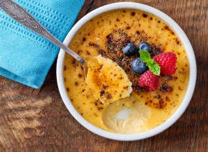 NEODOLJIV RECEPT ZA KREM BRULE: Originalan francuski dezert koji mami sva čula! (VIDEO)