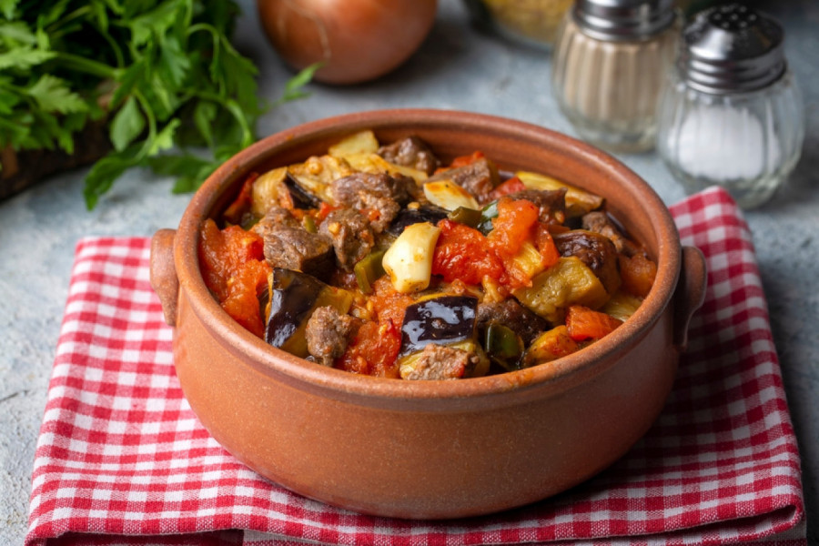 RECEPT ZA NAJSOČNIJU JAGNJETINU ISPOD SAČA: Ovo je ključan korak i to pre nego što ste započeli pripremu!