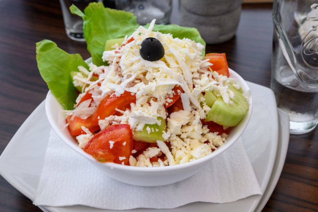 ORIGINALNI RECEPT ZA ŠOPSKU SALATU: Samo će ovako imati prepoznatljiv ukus