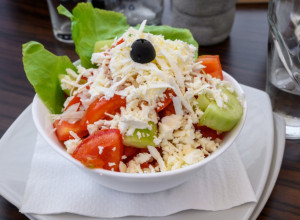 ORIGINALNI RECEPT ZA ŠOPSKU SALATU: Samo će ovako imati prepoznatljiv ukus