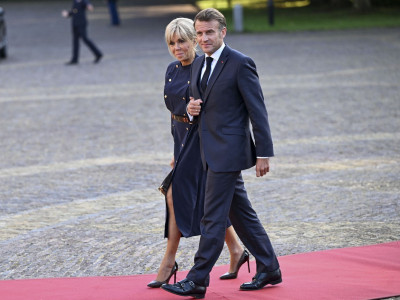 Brižit i Emanuel Makron šetaju ruku po ruku