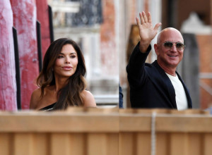 Loren i Bezos stigli u Veneciju na poslednje pripreme za venčanje: Ona sve oduševila u pripijenoj crnoj haljini