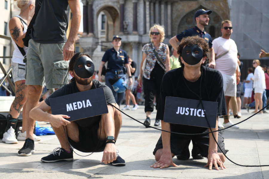 Dva momka sa transparentima koji traže "Medijsku pravdu"