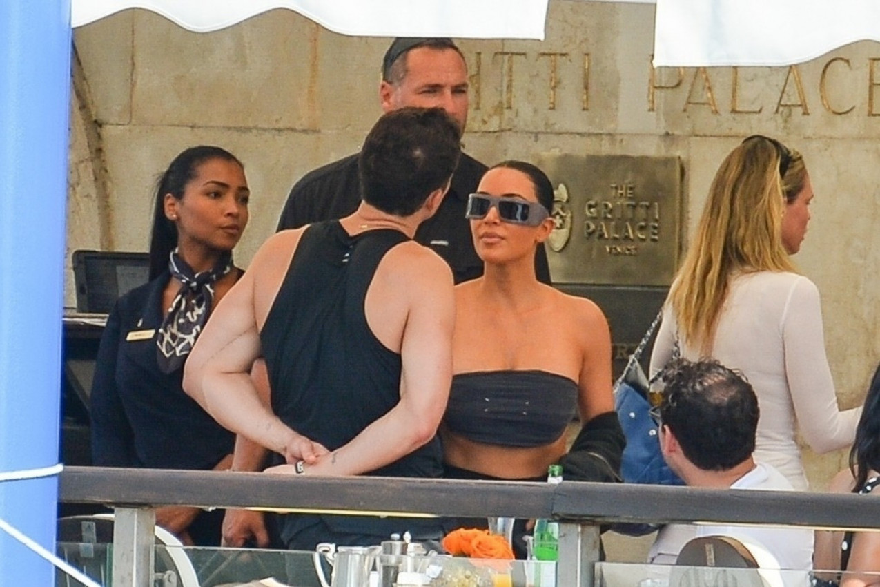 Kim Kardašijan se ljubi sa glumcem Orlandom Blumom koji je sveže raskinuo sa njenom drugaricom Kejti Peri