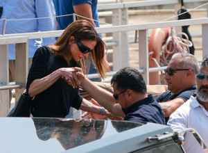 NAJLEPŠA KRALJICA SVETA nosi haljinu staru 7 godina, a umalo da zaseni čak i mladu: Na venčanju decenije društvo joj pravi unuka