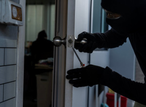 OPLJAČKALA JE 200 KUĆA I BILA U ZATVORU 10 GODINA: Sada savetuje šta nikako ne smete da radite, ako želite da se zaštite od provalnika!