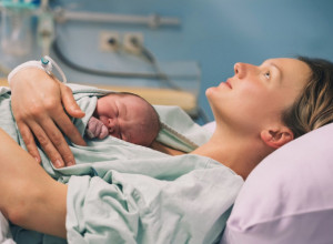 UGLEDALA JE BEBU KOJU JE UPRAVO RODILA I ZANEMELA: Ovakvo dete nije očekivala, nije mogla da izusti ni reč - sve je snimljeno! (FOTO)
