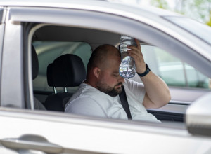 KAKO RASHLADITI AUTO BEZ KLIME: Uz ovih 8 trikova čak u duža putovanja će biti prijatnija!