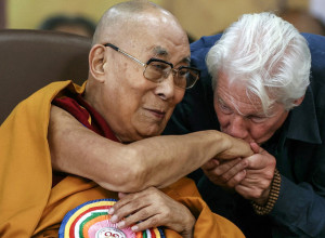 Tibetanski duhovni vođa Dalaj Lama slavi 90. rođendan uz molitvu za mir. Na proslavi je viđen i Ričard Gir koji mu je poljubio ruku u znak poštovanja