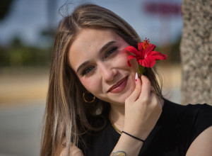 SVAKODNEVNO JOJ JE NESTAJALO CVEĆE HIBISKUSA: Lopova najzad slučajno usnimila, zapanjila se kada je shvatila ko je to! (VIDEO)