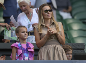 JELENA ĐOKOVIĆ NA NOGAMA IZ LOŽE BODRI NOVAKA: Savršeno stilozovana, ali su svi gledali samo u njene ruke, evo i zašto! (FOTO)