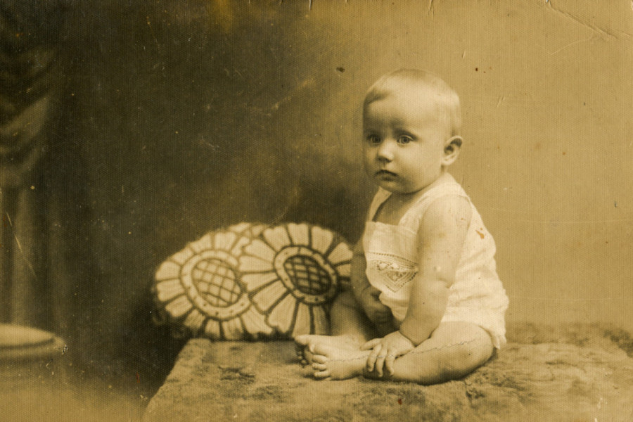 ZAPANJIĆETE SE KADA VIDITE GDE SU ČUVALI BEBE 1930-IH: Bizaran trend trebalo je da obezbedi svež vazduh i sunce deci u stanovima bez terase! (FOTO, VIDEO)
