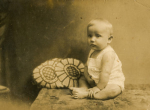ZAPANJIĆETE SE KADA VIDITE GDE SU ČUVALI BEBE 1930-IH: Bizaran trend trebalo je da obezbedi svež vazduh i sunce deci u stanovima bez terase! (FOTO, VIDEO)