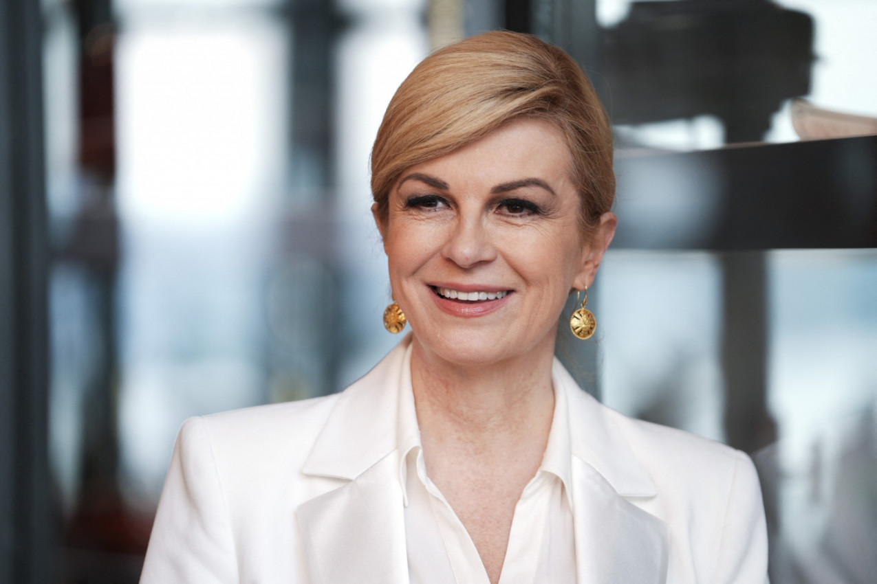 KOLINDA GRABAR KITAROVIĆ PODELILA RETKU SLIKU S ODMORA: Uživa na moru, a jedan detalj na njoj svima je zapao za oko - smelo, nema šta!