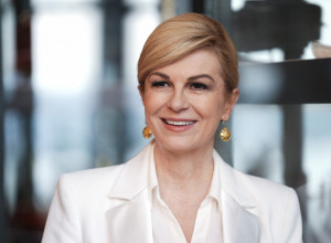 KOLINDA GRABAR-KITANOVIĆ PODELILA RETKU SLIKU SA ODMORA: Uživa na moru, a jedan detalj na njoj svima je zapao za oko - smelo, nema šta!