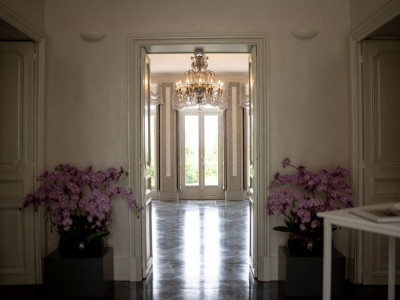 Hodnik koji je ukrasio bujnim cvećem