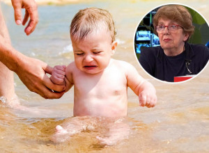 PORODICA U GRČKOJ U AGONIJI ZBOG BEBE KOJA JE POJELA KIKIRIKI! Dr Plavšić upozorava: Roditelji, ukoliko se javi gušenje samo OVO može da pomogne!