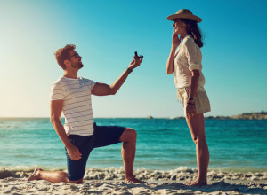 HIT SNIMAK IZ HRVATSKE ŠIRI SE MREŽAMA: Usred romantične prosidbe na plaži iz vode je izronio on! (VIDEO)