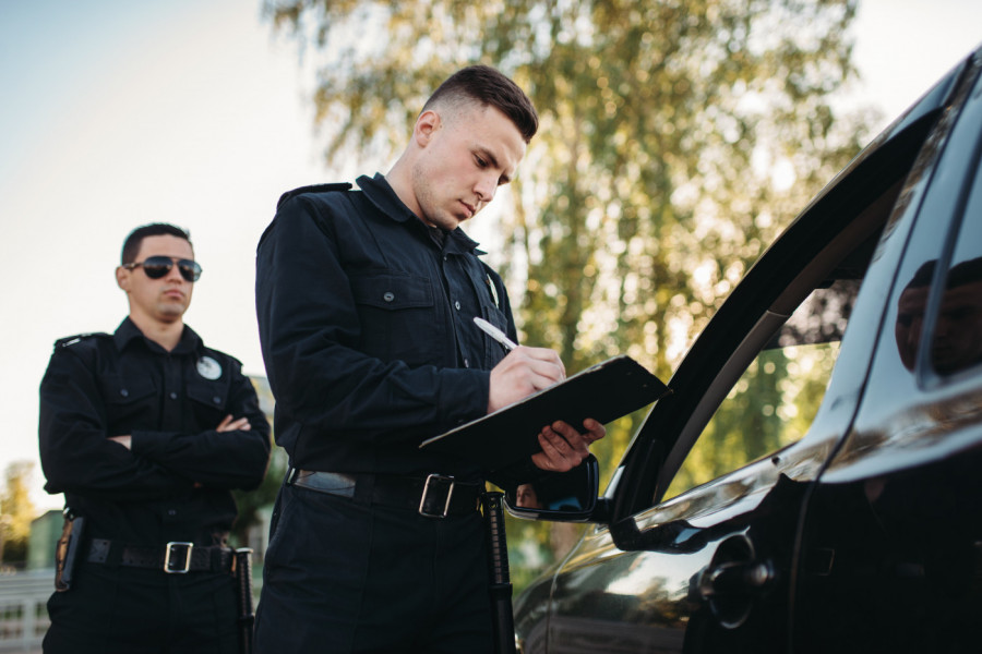 POLICIJAC JE ZAUSTAVIO AUTO I PRIŠAO VOZILU: Posle ovih njegovih reči zbunjeni vozač nije znao šta ga je snašlo! (VIDEO)