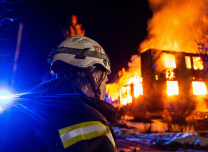 DARIO SA EKIPOM SPASAO CELU PORODICU IZ STRAVIČNOG POŽARA: Međutim, niko ne sluša njegovu izjavu - žene pale koliko dobro izgleda ovaj heroj! (VIDEO)