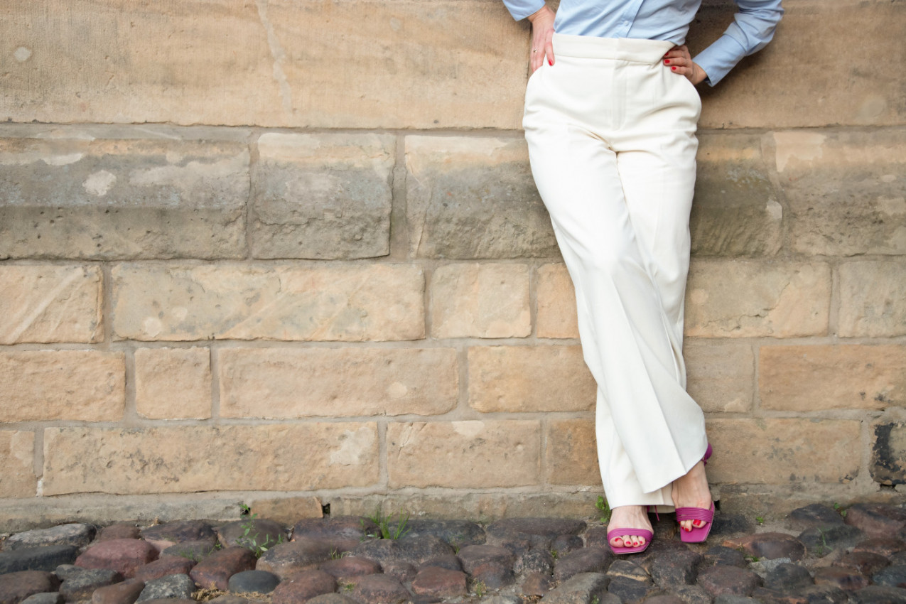 CIPELE KOJE SAVRŠENO IDU UZ BELE PANTALONE: Evo kako ih ovog leta nose trendseterke i kako ih možete uklopiti u vaš stil (FOTO)