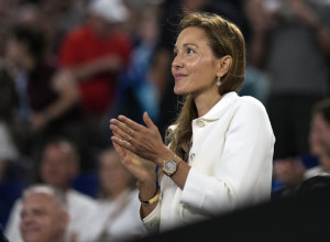 JELENA ĐOKOVIĆ SE POJAVILA U NAJMINIJATURNIJEM KUPAĆEM i pokazala da je prava bomba: Novakova supruga izgledom svima zapušila usta (VIDEO)