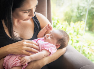 OTIŠLA JE KOD NAJBOLJE PRIJATELJICE DA VIDI NJENU BEBE: Zbog jednog detalja na ruci deteta nikad više joj se nije javila!
