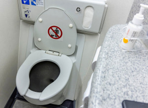 ZAŠTO JAVNE WC-ŠOLJE IMAJU DASKU U OBLIKU SLOVA U? Malo ko zna pravi razlog