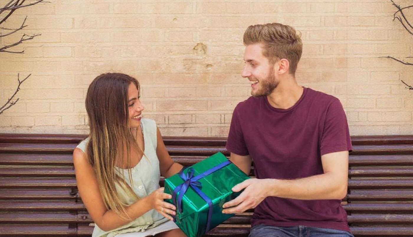 MUŠKARCI KOJI VARAJU KUPUJU OVAJ POKLON: Žene, iza lepog gesta krije se nešto mnogo krupnije