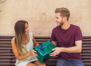 MUŠKARCI KOJI VARAJU KUPUJU OVAJ POKLON: Žene, iza lepog gesta krije se nešto mnogo krupnije