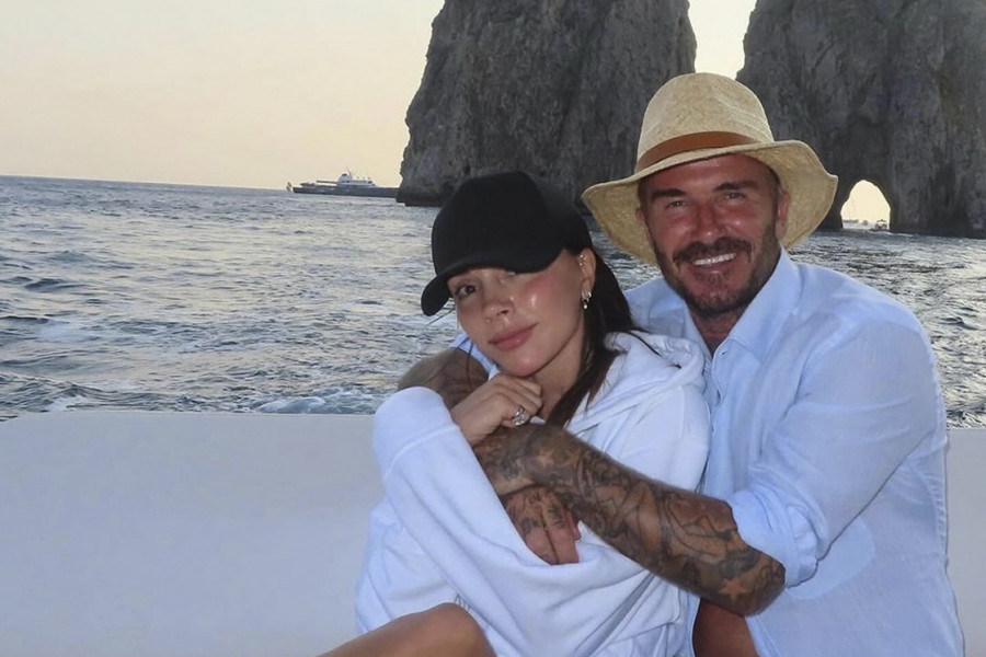 NI POSLE 26 GODINA BRAKA NE MOGU DA SKINU RUKE JEDNO SA DRUGOG: Viktorija i Dejvid Bekam uhvaćeni u razmenjivanju nežnosti na luksuznoj jahti! (FOTO)