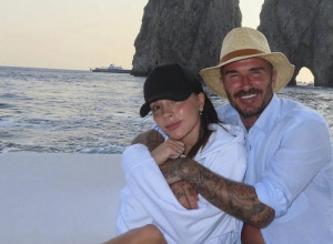 NI POSLE 26 GODINA BRAKA NE MOGU DA SKINU RUKE JEDNO SA DRUGOG: Viktorija i Dejvid Bekam uhvaćeni u razmenjivanju nežnosti na luksuznoj jahti! (FOTO)