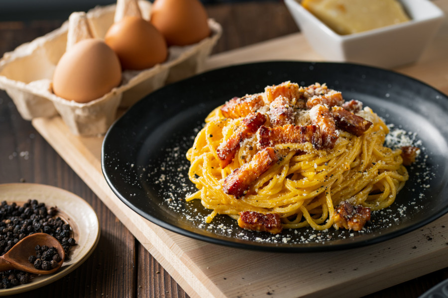 DA LI STE IKADA PROBALI BOLJU KARBONARU? Savršena kombinacija mirisne slanine i kremastog sosa osvojiće vas na prvi zalogaj!