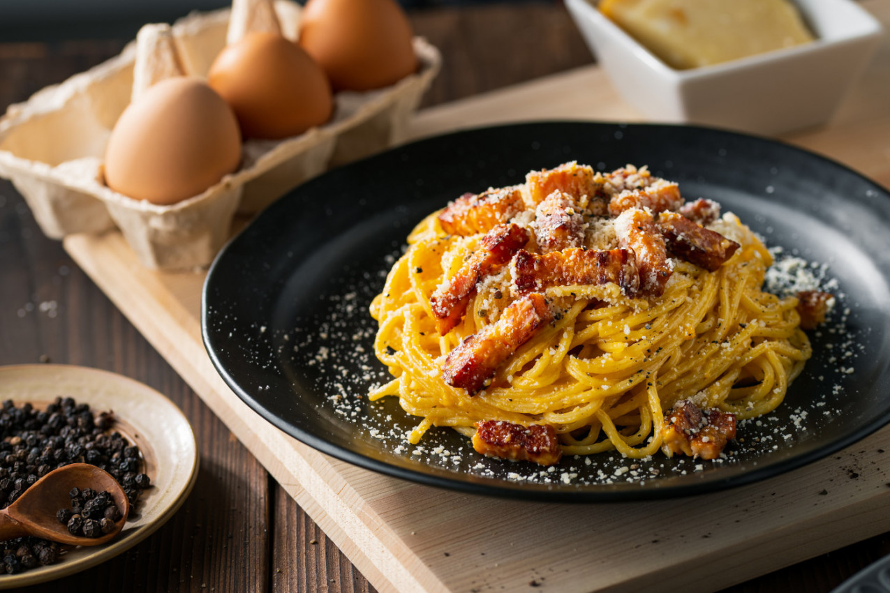 DA LI STE IKADA PROBALI BOLJU KARBONARU? Savršena kombinacija mirisne slanine i kremastog sosa osvojiće vas na prvi zalogaj!