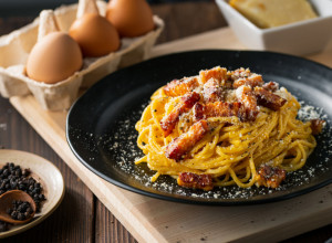 DA LI STE IKADA PROBALI BOLJU KARBONARU? Savršena kombinacija mirisne slanine i kremastog sosa osvojiće vas na prvi zalogaj!