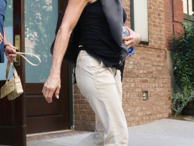 Dženifer Aniston je iskombinovala japanke sa bež pantalonama
