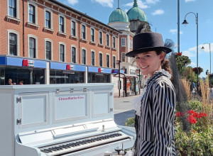 VELIKA BRITANIJA BRUJI O OVOJ DEVOJCI: Ljudi u neverici kad je vide, a onda zasvira i nastaje magija! (VIDEO, FOTO)