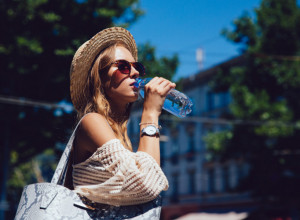 SVI OVO RADIMO TOKOM VRUĆINE, A NE ZNAMO KOLIKO JE OPASNO: Evo zašto ne treba piti hladnu vodu tokom visokih temperatura!