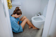 HELEN JE OTIŠLA NA PUTOVANJE POTPUNO BEZBRIŽNA: Nešto ju je preseklo u stomaku, sela je na šolju, pa ostala u agoniji onim što je iz nje izašlo!