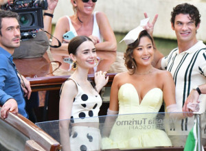 Lili Kolins nastavila je snimanje popularne serije "Emili u Parizu“, a deo kadrova je sniman u Veneciji, tačnije na brodu koji je krstario kanalima ovog grada u Italiji