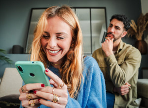 OD ROĐENJA DRUGOG DETETA SUPRUGA NIJE INTIMNA SA MNOM: Onda sam sasvim slučajno uzeo njen telefon i shvatio šta je uradila, to čak ni muškarac ne bi!